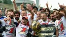 Marc Marquez (depan) merayakan kemenangannya bersama Tim Repsol Honda MotoGP di Sirkuit Motegi, Jepang, (12/10/2014). Marc Marquez kembali meraih gelar juara dunia MotoGP. (AFP PHOTO/Toshifumi Kitamura)