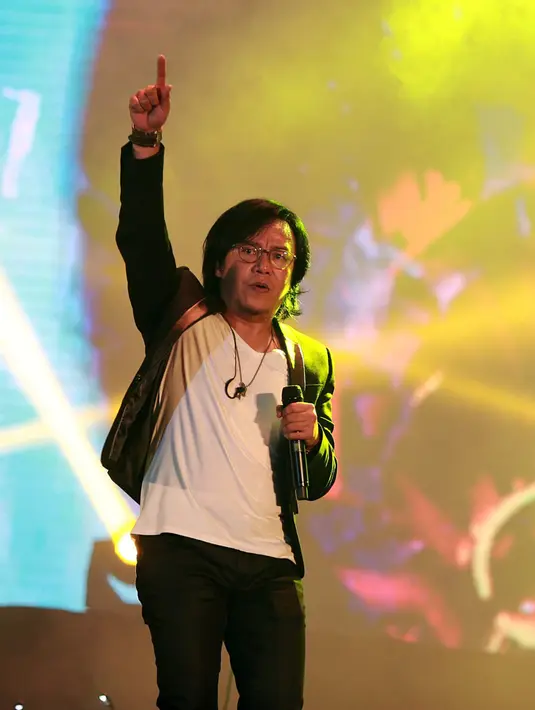 Malam itu, Ari Lasso berhasil membuat suasana Istora Senayan begitu hangat. Para penonton pun tak putus-putus  ikut bernyanyi bersama Ari Lasso. (Deki Prayoga/Bintang.com) 