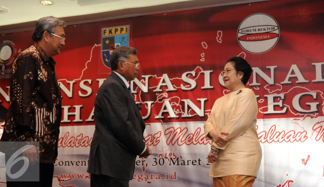 Ketua Umum PDIP, Megawati Soekarnoputri (kanan) berbincang dengan Ketua Aliansi Kebangsaan Pontjo Sutowo (tengah) usai memberikan pidato pada Konvensi Nasional tentang Haluan Negara di JCC, Jakarta, Rabu (30/3/2016). (Liputan6.com/Helmi Fithriansyah)
