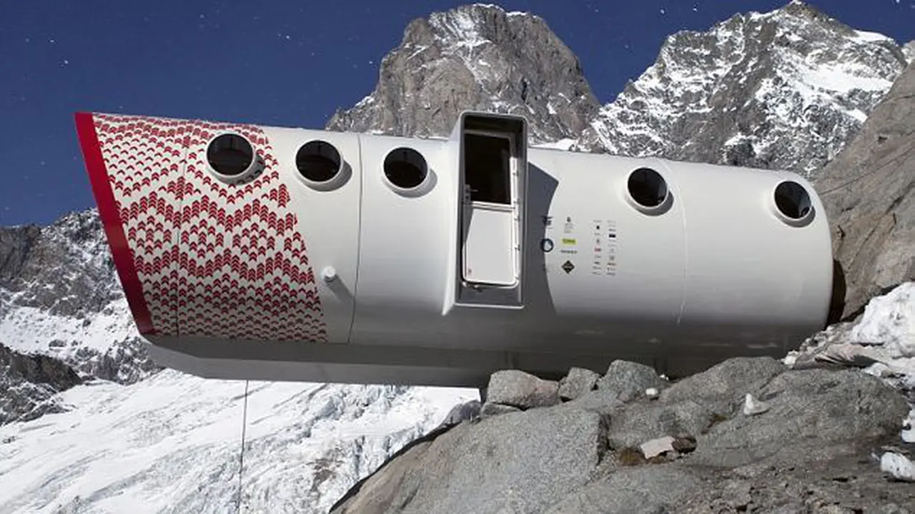 Cara Ekstrim Menikmati Pemandangan dari Tepi Gunung Mont Blanc