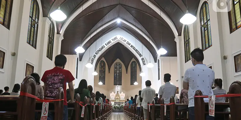 Pelaksanaan Malam Misa Natal di Gereja Katedral Santo Petrus Bandung