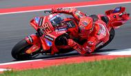 Catatan waktu Marc Marquez patah di dua menit terakhir. Luca Marini menjadi pebalap tercepat di sesi ini dengan catatan waktu 1 menit 30,809 detik. Tampak dalam foto, pembalap MotoGP Spanyol dari Tim Ducati Lenovo, Marc Marquez memacu motornya di sesi latihan bebas jelang MotoGP Grand Prix Indonesia di Sirkuit Internasional Mandalika, Nusa Tenggara Barat, pada 3 Oktober 2025. (SONNY TUMBELAKA/AFP)