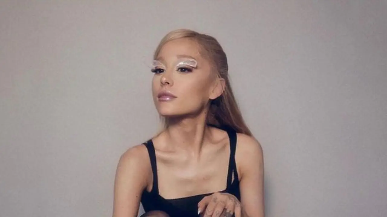 6 Potret Terbaru Ariana Grande yang Disebut Terlalu Kurus, Diduga Idap Anoreksia