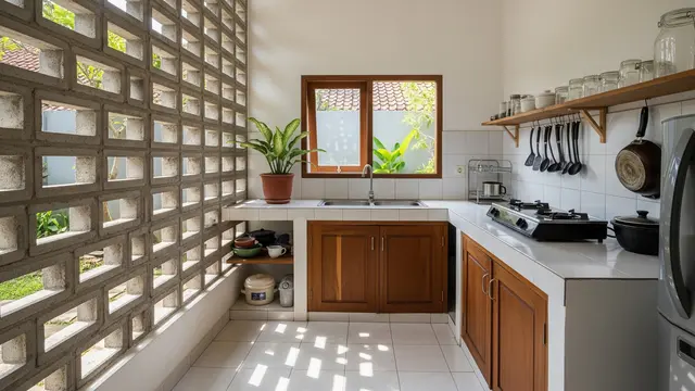 Inspirasi Dapur Belakang dengan Ventilasi Roster Sepanjang Dinding sebagai Solusi Tanpa Bau dan Lembap Model Dapur Semi Terbuka dengan Roster Sepanjang Dinding