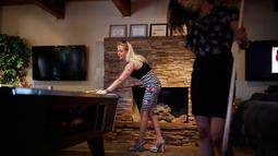 Pekerja seks komersil, Destini Starr dan Paris Envy bermain biliar di rumah bordil Love Ranch di Crystal, Nevada (1/6). Terdapat dua dari tujuh wilayah Nevada di mana telah berdirinya rumah bordil yang beroperasi secara legal. (AP Photo/John Locher)