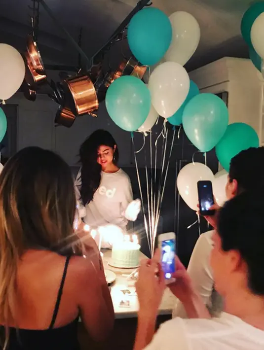 Selain kue ulang tahun, terdapat juga balon-balon berwarna biru toska dan putih menghiasi pesta yang terbilang sederhana. Saat itu Selena tampil dengan outfit yang juga berwarna serba putih. (Instagram/selenagomez)
