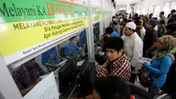 PT Kereta Api Indonesia akan menaikkan tarif kereta api kelas ekonomi jarak sedang dan jarak jauh mulai 1 januari 2015, Jakarta, Selasa (25/11/2014). (Liputan6.com/Faizal Fanani)
