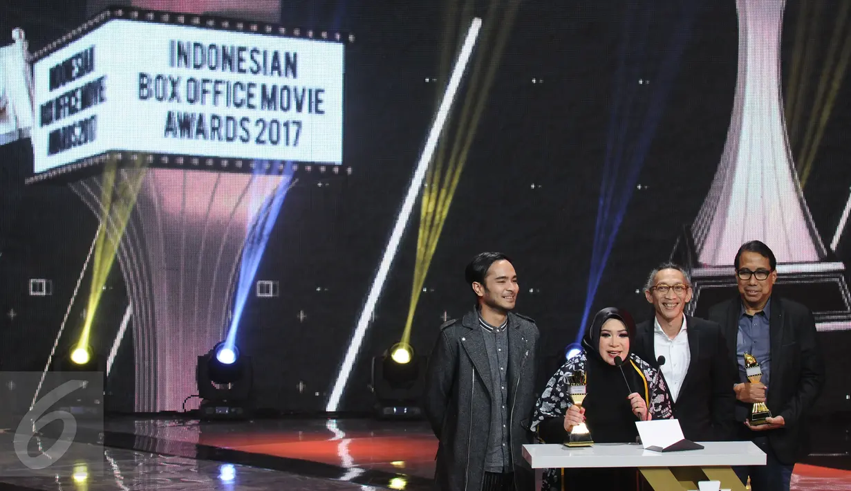 Melly Goeslaw menyampaikan pernyataan usai lagunya Ratusan Purnama (Ada Apa Dengan Cinta 2) terpilih menjadi Original Soundtrack Film Terbaik pada IBOMA 2017 di Studio 6 Emtek City, Jakarta, Rabu (29/3). (Liputan6.com/Helmi Fithriansyah)