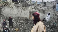Warga melihat reruntuhan akibat gempa Afghanistan. (Bakhtar News Agency/AP)