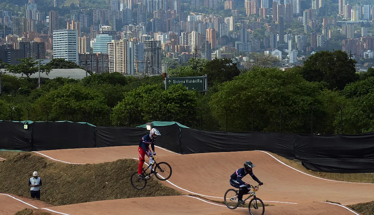 Para atlet berlatih di lintasan Antonio Roldan Betancur di Medellin, Kolombia, jelang Kejuaraan Dunia BMX 2016 yang akan berlangsung 25-29 Mei 2016. (AFP/Raul Arboleda)