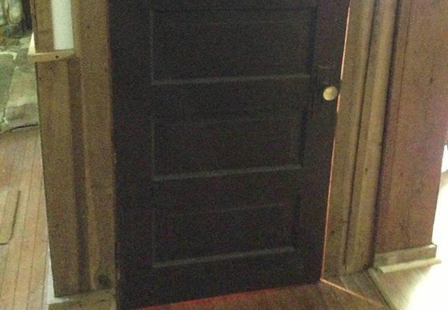 Dibawah pintu lemari ini harta karun ditemukan | foto: copyright viralnova.com