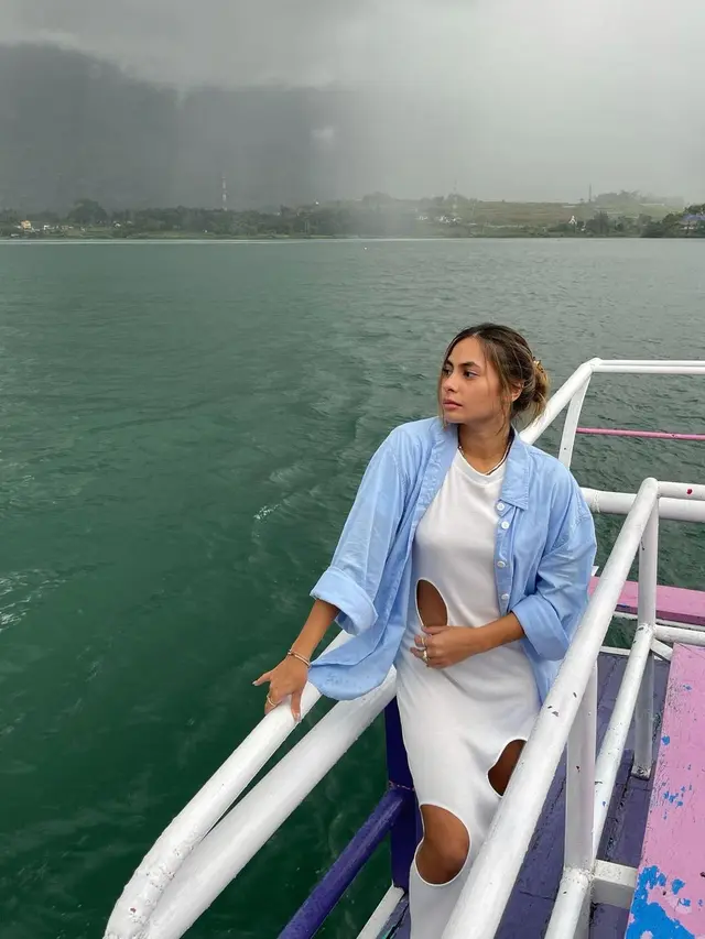 Valerie Thomas Liburan di Danau Toba