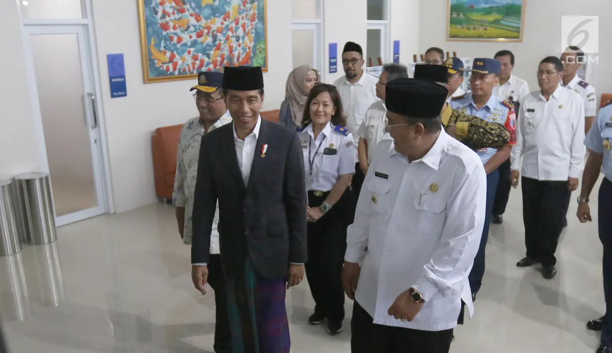 Presiden Joko Widodo saat meresmikan Bandara Wiriadinata Tasikmalaya, Jawa Barat, Rabu (27/2). Bandara tersebut sudah terlihat nyaman, dan ada tiga counter untuk chekin dengan jumlah kursi yang bisa menampung 120 penumpang. (Liputan6.com/Angga Yuniar)