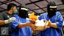 Tersangka membawa barang bukti narkotik jenis sabu sebanyak 5,3 kilogram, Jakarta, Selasa (13/10/2015). Pemusnahan ini digelar di lapangan parkir menggunakan mesin incinerator. (Liputan6.com/Yoppy Renato)