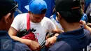 Suporter Persib Bandung atau Bobotoh diperiksa petugas Kepolisian usai tiba di halaman Mapolda Jakarta, Minggu (18/10/2015). Ini dilakukan agar pertandingan di Gelora Bung Karno (GBK) nanti berlangsung tertib dan tidak rusuh. (Liputan6.com/Yoppy Renato)