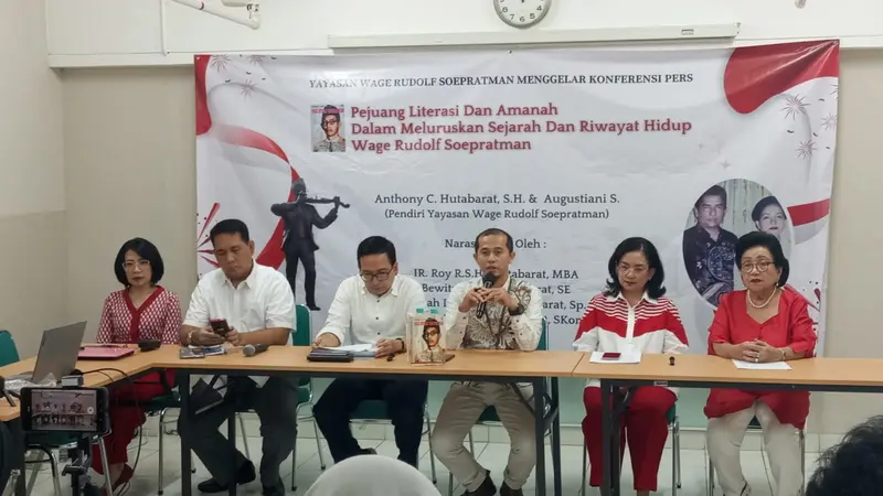 Para anggota dan pengurus Yayasan Wage Rudolf Soepratman selepas menyampaikan informasi mengenai pelurusan sejarah pahlawan nasional pencipta lagu kebangsaan Indonesia Raya WR Soepratman. (Liputan6.com/Jayadi Supriadin)