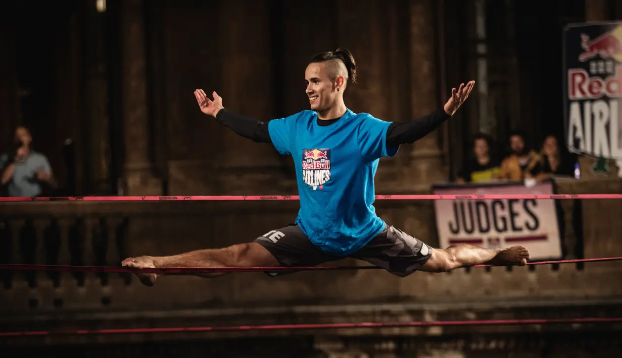 Seorang peserta beraksi di kompetisi slackline Red Bull Airlines di Catania, Italia, Sabtu (8/10). Red Bull Airlines adalah kompetisi slackline yang digelar di ketinggian 7 meter di atas tanah.(REUTERS)