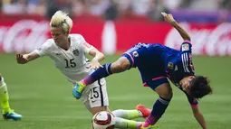 Pemain Jepang, Ariyoshi Saori (kanan) berebut bola dengan pemain AS, Megan Rapinoe.  (EPA/BEN NELMS)