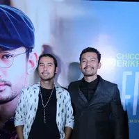 Tak hanya berperan di film, karakter Ben dan Jodi juga terjadi di kehidupan sehari-hari mereka. Bersama sang sutradara Angga Dwi Mas Sasongko, Chicco dan Rio berperan langsung menhidupkan Filosofi Kopi melalui kedainya. (Adrian Putra/Bintang.com)
