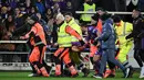 Pemain Fiorentina, Edoardo Bove mendapatkan perawatan medis saat mengalami kolaps pada laga lanjutan Liga Italia 2024/2025 melawan Inter Milan di Artemio Franchi Stadium, Florence, Italia, Minggu (01/12/2024) WIB. (AP Photo/LaPresse/Massimo Paolone)
