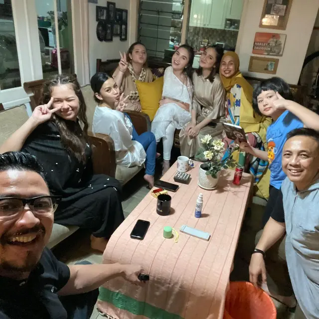 Bintang Mermaid in Love reuni sambil buka puasa Ramadhan 2023 (Foto: Instagram kangferrymaryadi)