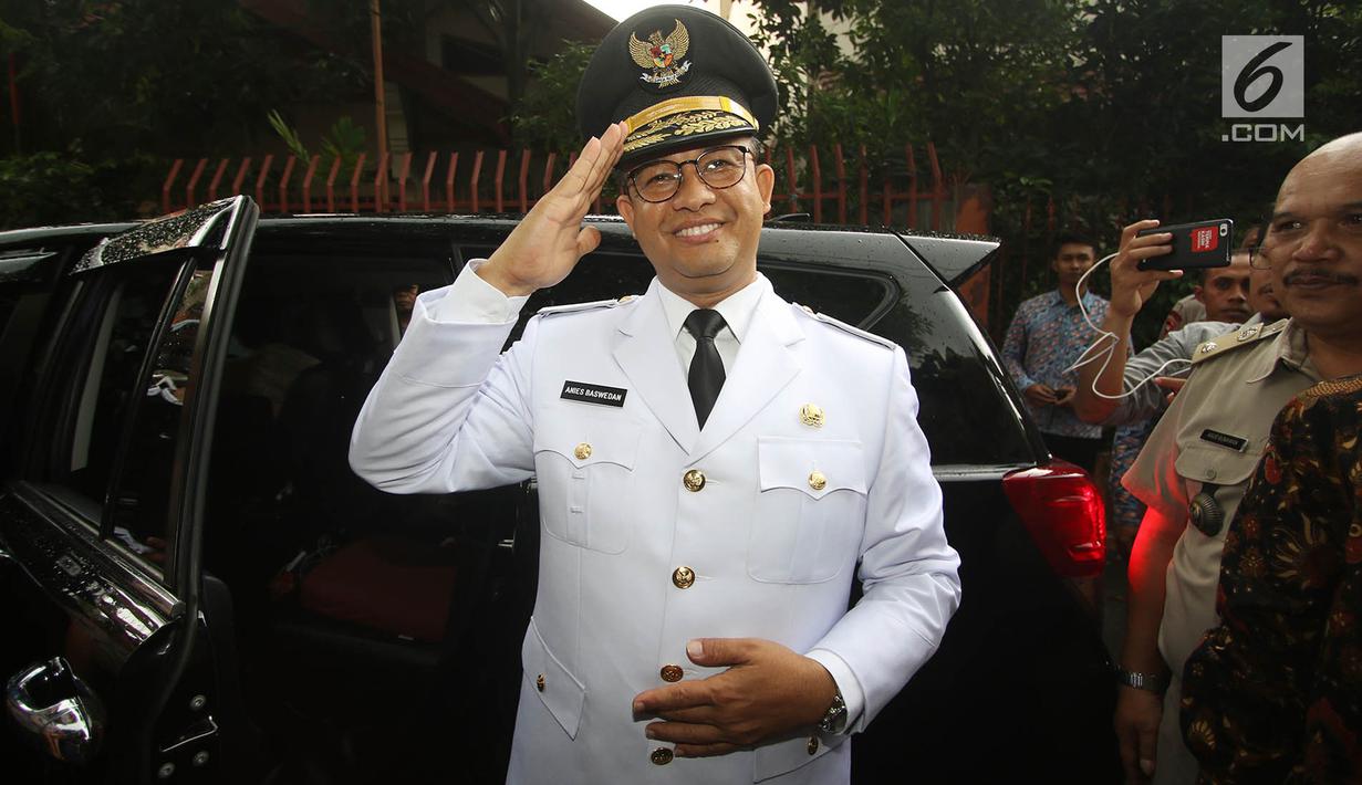 Gubernur DKI terpilih, Anies Baswedan memberikan gerakan hormat sebelum menuju Masjid Sunda Kelapa dari rumahnya di Lebak Bulus, Jakarta, Senin (16/10). Anies ke Sunda Kelapa untuk menemui wakilnya, Sandiaga Uno. (Liputan6.com/Immanuel Antonius)