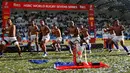 Sejumlah pemain Samoa terlihat bersemangat melakukan tarian haka tradisional usai menang atas tim Fiji  di di Stade Jean Bouin, Paris, Prancis (15/5/2016). Samoa mengalahkan pemimpin World Series Fiji 29-26. (AFP PHOTO/THOMAS SAMSON)