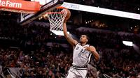 Small forward San Antonio Spurs, Kawhi Leonard, melakukan dunk saat menghadapi Memphis Grizzlies pada Gim 1 Playoff NBA 2016 di AT&T Center, San Antonio, AS, 17 April 2016. (USA TODAY Sports via Reuters/Soobum Im)
