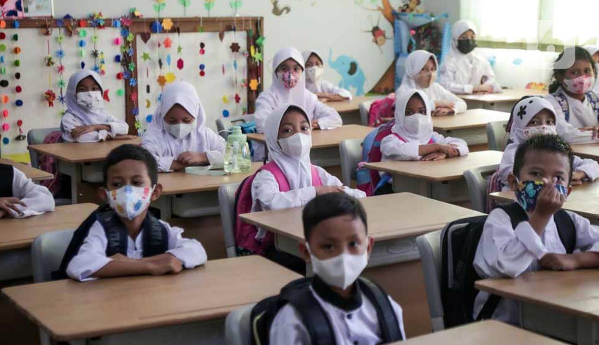 Sejumlah murid mengikuti pelajaran di SDN Cibubur 04, Jakarta, Jumat (13/5/2022). Kegiatan belajar di sekolah yang mencakup wilayah DKI Jakarta, Banten, dan Jawa Barat kembali dimulai pascalibur Lebaran. (Liputan6.com/Faizal Fanani)