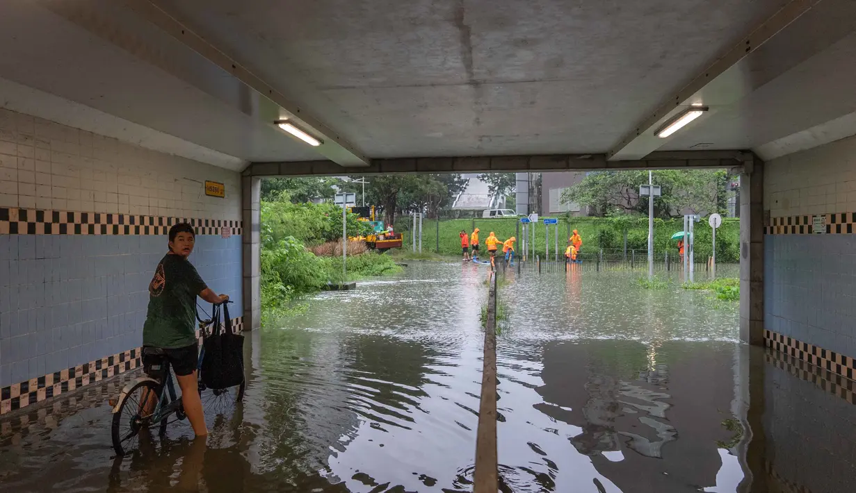 Sebelumnya, badan prakiraan cuaca Hong Kong telah mengeluarkan peringatan hujan lebat tingkat hitam. (Yan ZHAO/AFP)