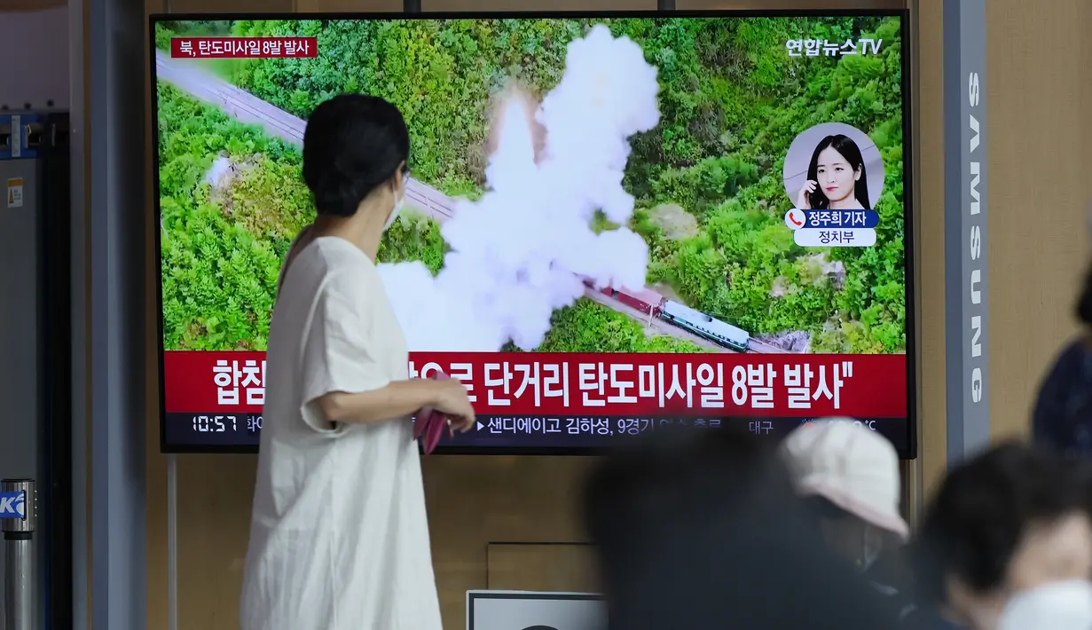 Orang-orang menonton layar TV yang menampilkan program berita yang melaporkan tentang peluncuran rudal Korea Utara dengan file gambar, di sebuah stasiun kereta api di Seoul, Minggu (5/6/2022). Korea Utara menembakkan beberapa rudal balistik jarak pendek ke perairan lepas pantai timurnya pada hari Minggu, kata Kepala Staf Gabungan Korea Selatan. (AP Photo/Lee Jin-man)