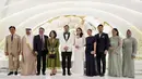 Saat menyambut para tamu, Kenia masih mengenakan gaun panjang putih. Namun, ia lebih memilih rambut panjangnya terurai. Sementara itu, suaminya mengenakan tuxedo putih kerah hitam senada dengan dasi kupu-kupu dan celana panjangnya.  [@profottohasibuan]