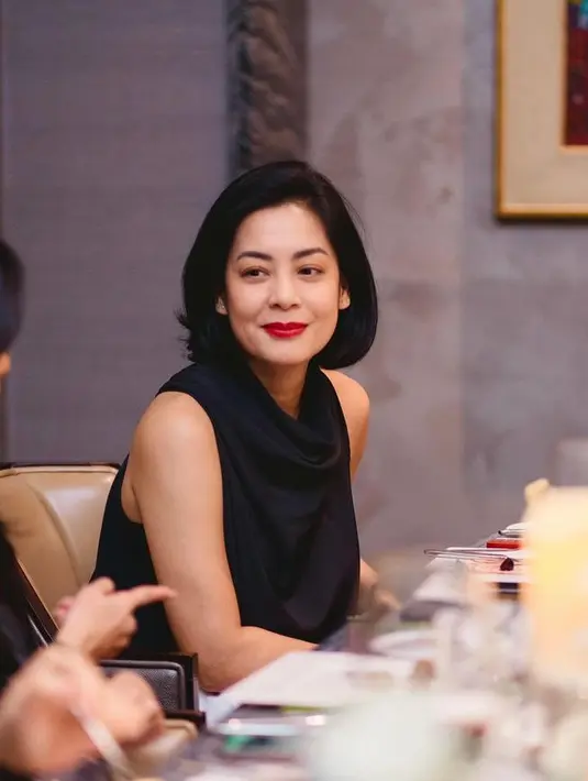 Lulu Tobing tampil santai dengan atasan hitam polos sleeveless model kerah tinggi. Terlihat ia tampil sederhana tanpa aksesori berlebih. [@cuttaryofficial]