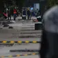 Pekerja menyelesaikan penataan jalur pedestrian di sepanjang Jalan Jenderal Sudirman - Jalan MH Thamrin, Jakarta, Selasa (10/7). Pelebaran trotoar untuk mendukung perhelatan Asian Games itu  hingga kini belum rampung. (Merdeka.com/Imam Buhori)