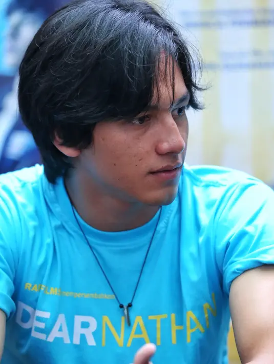"Awalnya banyak yang bilang, gua gak cocok jadi Nathan, tapi itulah tantangan gua bisa memberikan yang terbaik sebagai Nathan," lanjut lelaki yang kini menjadi idola baru anak remaja itu. (Adrian Putra/Bintang.com)