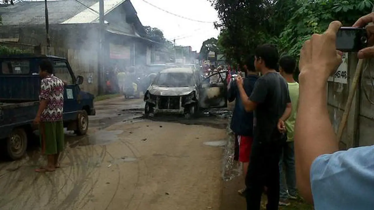 Mobil Minibus Terbakar di Jatiasih Jadi Tontonan Warga