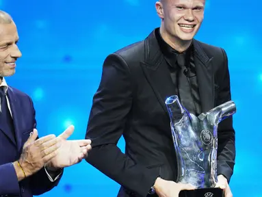 Erling Haaland dari Norwegia memegang penghargaan pemain terbaik UEFA Mens Player of the Year 2022/2023 setelah ajang drawing Liga Champions 2023/2024 di Forum Grimaldi di Monaco, Kamis (31/8/2023). (AP Photo/Daniel Cole)