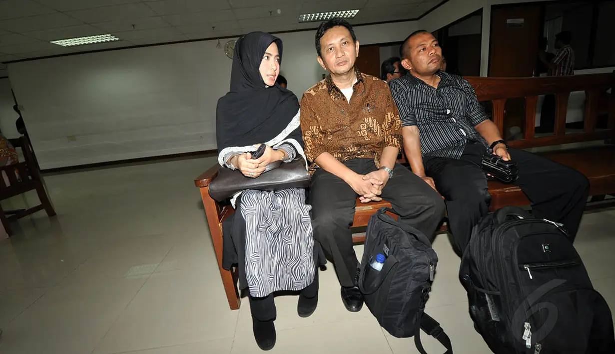 Mantan Kadishub DKI Jakarta, Udar Pristono (tengah) hadir memberikan kesaksian pada sidang dugaan korupsi Bus Transjakarta dengan terdakwa Drajad Adhyaksa dan Seyito Luhu di pengadilan Tipikor Jakarta, Senin (3/11/2014). (Liputan6.com/Miftahul Hayat)