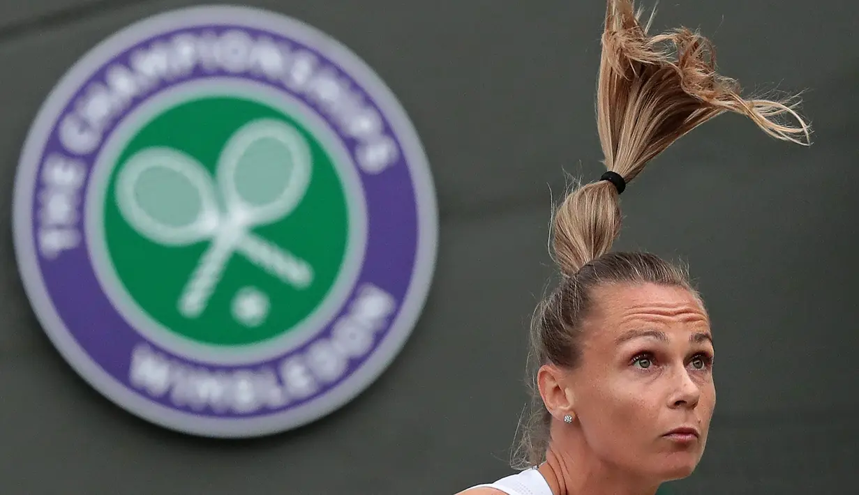Gaya rambut petenis Slovakia, Magdalena Rybarikova saat melawan Coco Vandeweghe pada perempat final tunggal putri Wimbledon 2017 di The All England Lawn Tennis Club, London, (11/7/2017). (AFP/Daniel Leal-Olivas)
