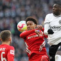 Pemain Eintracht Frankfurt, Randal Kolo Muani (kanan) berebut bola dengan pemain Hertha Berlin, Jean-Paul Boetius pada laga lanjutan Liga Jerman 2022/2023 di Deutsche Bank Park, Jerman, 4 Februari 2023. Kolo Muani sendang menjadi buah bibir karena penampilan memukaunya. Sejauh ini, pemain berkebangsaan Prancis tersebut telah membuat 11 gol dan 12 assist dalam 22 penampilan. Ia menjadi perburuan utama klub-klub besar termasuk Liverpool. (AFP/Daniel Roland)