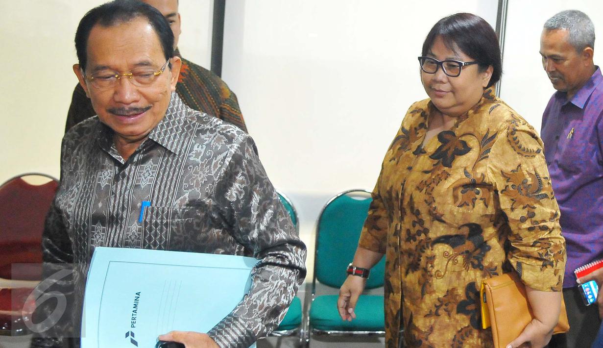 Komisaris Utama Pertamina, Tanri Abeng bersama Plt Direktur Utama Pertamina Yenni Andayani bersiap memberikan keterangan pers terkait pencopotan dua pucuk pimpinan PT Pertamina Persero di Kementerian BUMN, Jakarta, Jumat (3/2). (Liputan6.com/Angga Yuniar)