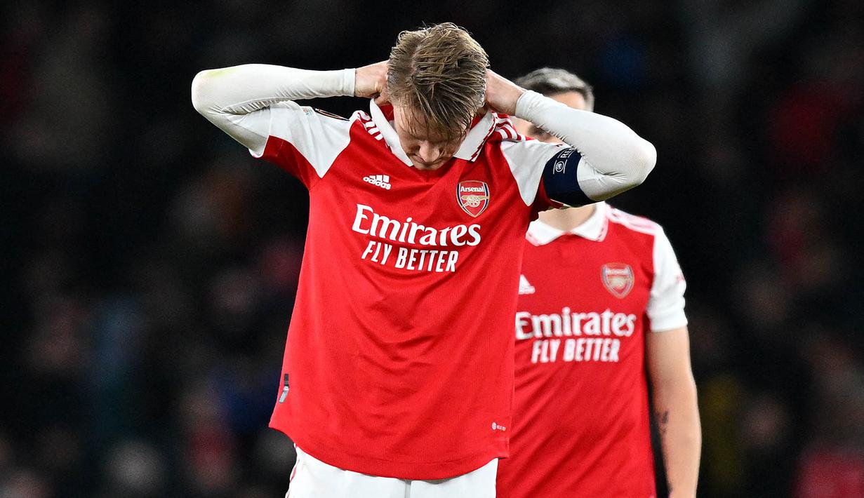 Pemain Arsenal, Martin Odegaard, tampak lesu setelah kalah adu penalti dari Sporting CP pada leg kedua babak 16 besar Liga Europa di Stadion Emirates, Jumat (17/3/2023). (AP Photo/Ian Walton)