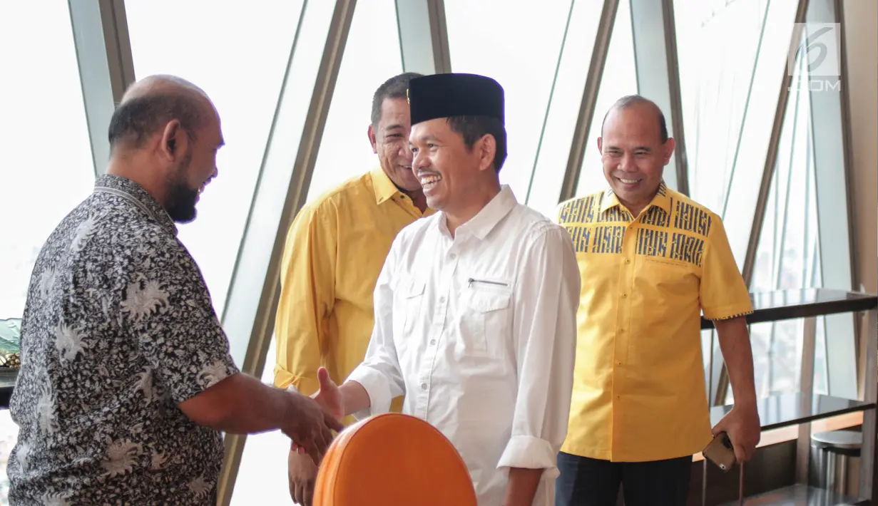 Ketua DPD Partai Golkar Jawa Barat Dedi Mulyadi disambut kader Golkar setibanya di Bakrie Tower Kuningan, Jakarta, Jumat (29/9). Kedatangan Dedi Mulyadi untuk menghadap ke Ketua Dewan Pembina Golkar Aburizal Bakrie. (Liputan6.com/Faizal Fanani)