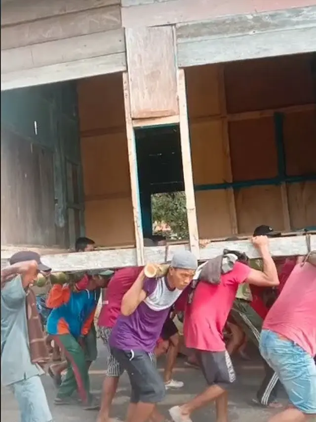 Diangkat Ratusan Orang, Video Tradisi Pindah Rumah ala Suku Bugis Ini Viral
