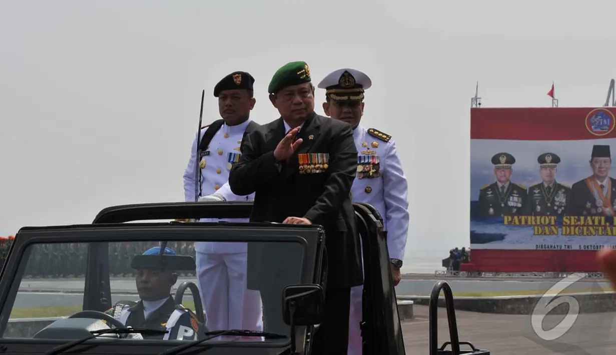 Ini adalah HUT TNI terakhir yang dihadiri Sby dalam kapasitasnya sebagai Presiden. Sby tampak atas sebuah mobil jip memberikan salam kepada seluruh peserta upacara HUT TNI ke 69, Surabaya, Selasa (07/10/2014) (Liputan6.com/Johan Tallo) 