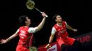 Ganda putra bulu tangkis Indonesia Mohammad Ahsan (kanan) dan Kevin Sanjaya Sukamuljo bersaing dengan pasangan India Satwiksairaj Rankireddy dan Chirag Shetty pada final putra turnamen bulu tangkis Piala Thomas 2022 di Impact Arena, Bangkok, Thailand, Minggu (15/5/2022). Ahsan/Kevin harus mengakui keunggulan pasangan India 21-18, 21-23, 19-21. (Manan VATSYAYANA / AFP)