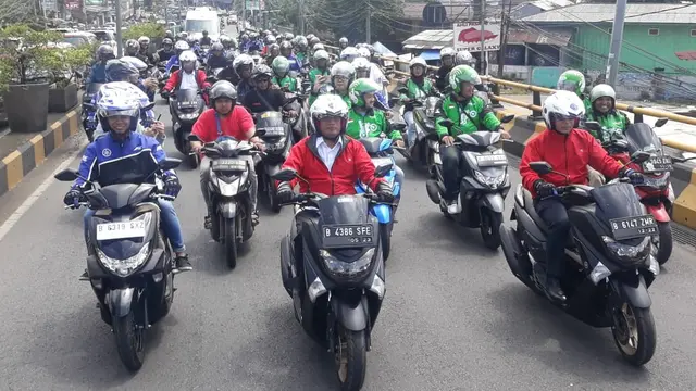 Menhub Budi Karya Sumadi tampak berkonvoi menggunakan motor dengan rute Stasiun Depok hingga ke pusat perbelanjaan Transmart pada Sabtu (5/1/2019) ini. Liputan6.com/Bawono Yadika.
