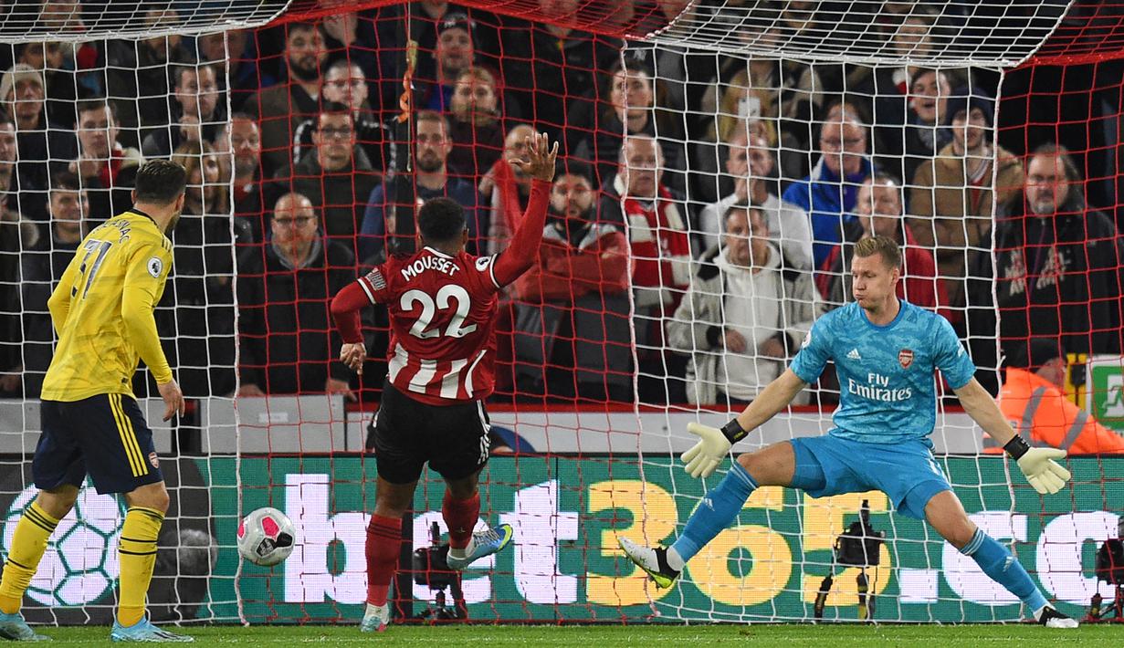 Proses terjadinya gol yang dicetak striker Sheffield United, Lys Mousset, ke gawang Arsenal pada laga Premier League di Stadion Bramall Lane, Sheffield, Senin (21/10). Sheffield menang 1-0 atas Arsenal. (AFP/Oli Scarff)