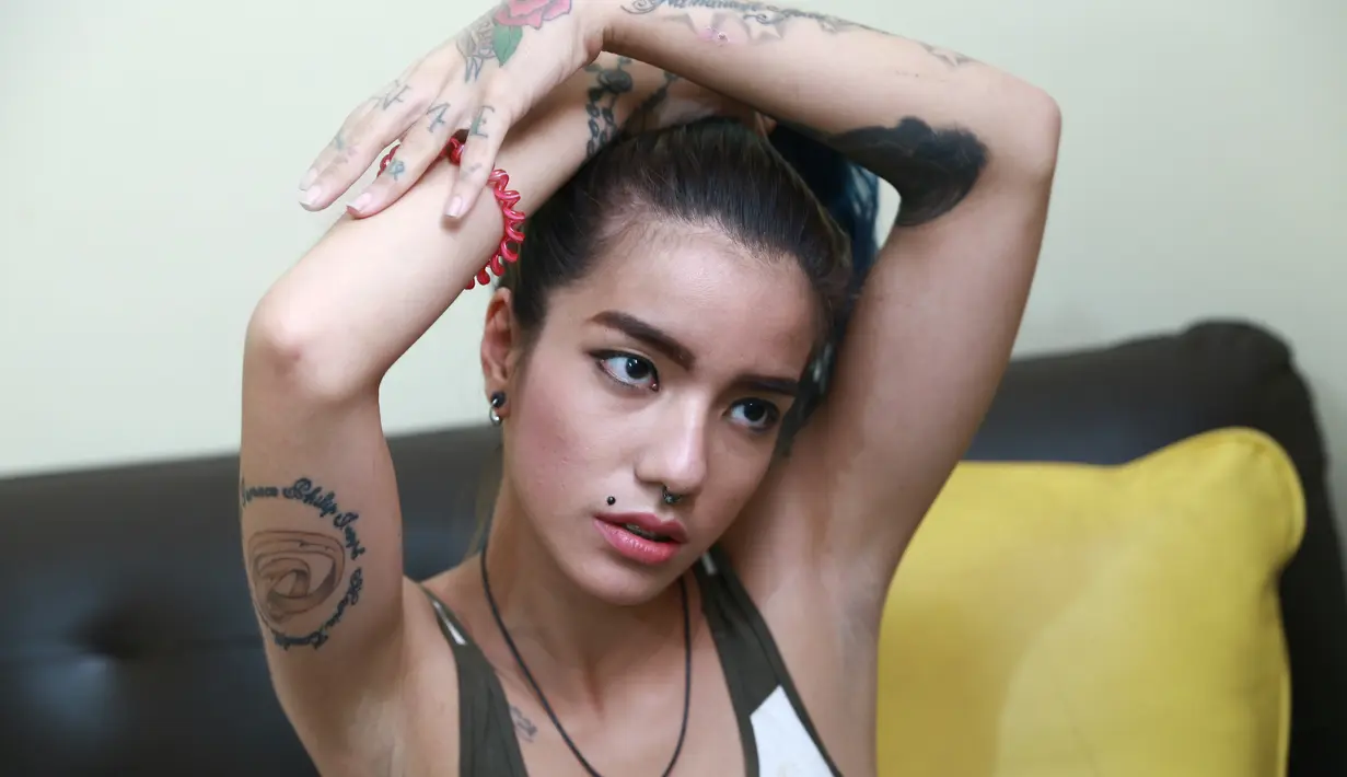 Kini hubungannya dengan pemain drum Kiki Mirano sedang dirundung masalah. Ia tidak mau menjelaskan masalah rumah tangganya. (Galih W. Satria/Bintang.com)