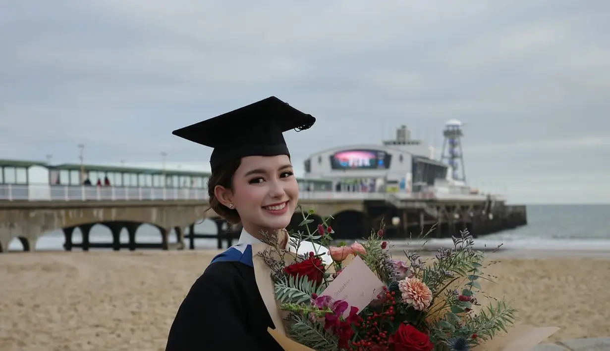 Di balik toga wisudanya, Sarah kenakan kebaya janggan putih dan kain Batik merah sebagai bawahan [@sarah_menzel]